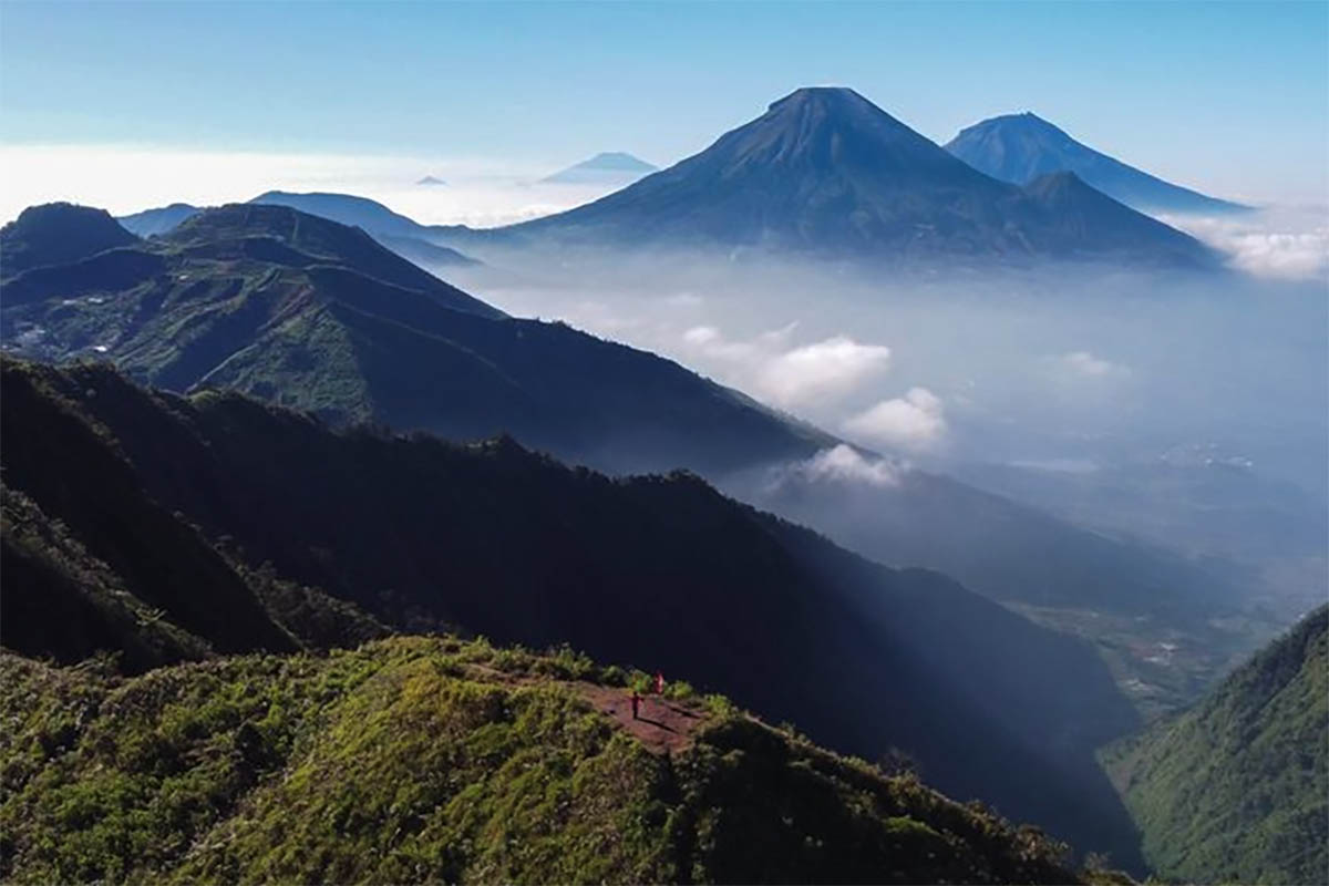 Nikmati Keindahan Pesona Alam di Atas Awan di Gunung Bismo Jawa Tengah