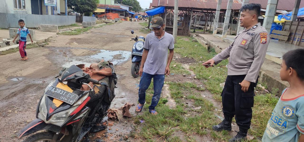 Warga Lubuk Pinang Nyaris Terbakar Bersama Motor Miliknya, Bhabinkamtibmas Lakukan Ini 