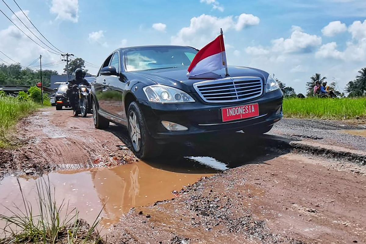 Jokowi Kerjai Gubernur Lampung Arinal Djunaidi, Bukan Lewat Jalan Yang Diperbaiki