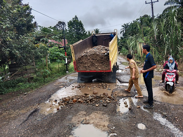 Dapat Material dari PT Agro Muko, Warga Goro Perbaiki Jalan Rusak 