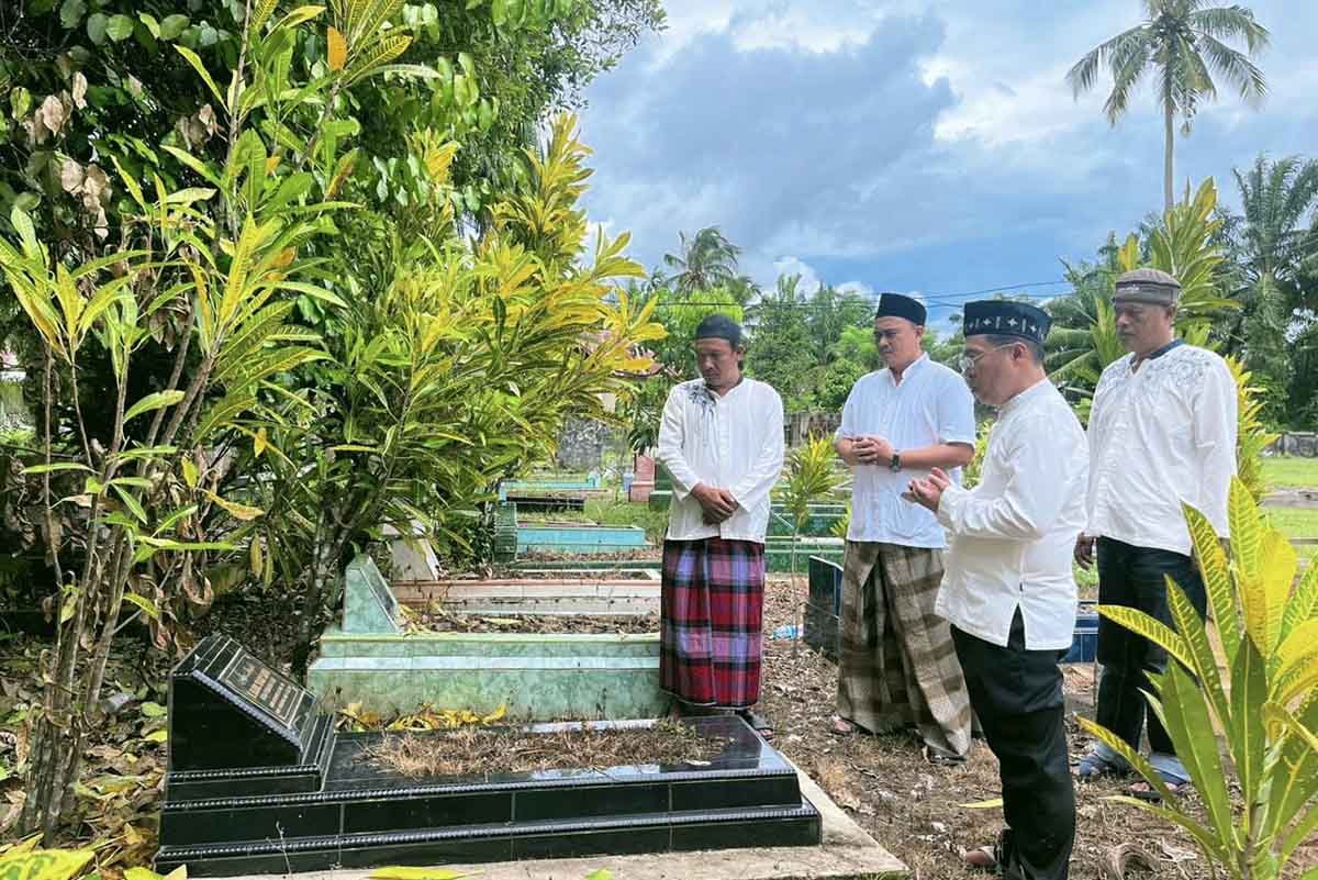 Jasmerah! Bupati Sapuan Ziarah ke Makam Tokoh Presidium Pemekaran dan Makam Kesultanan Mukomuko 