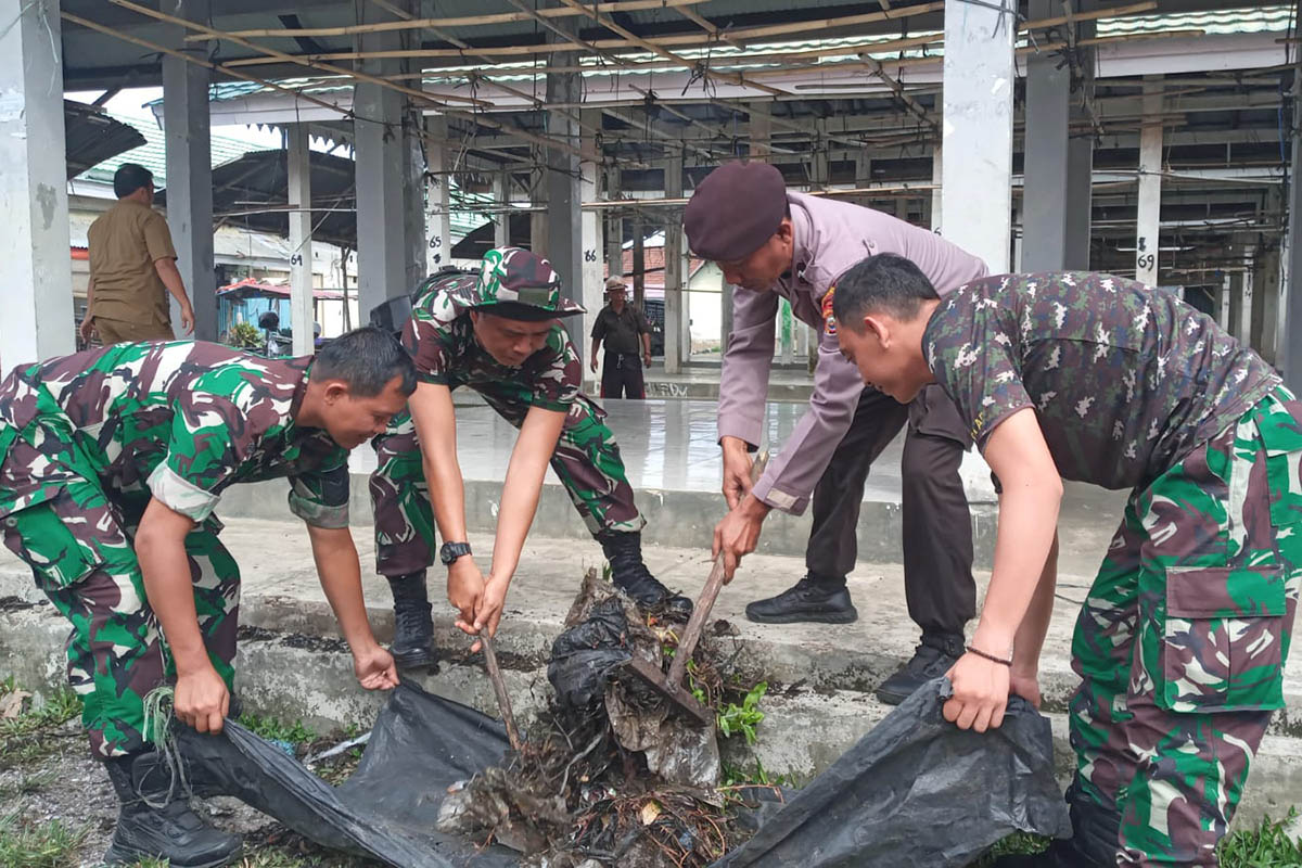 Puluhan Personel TNI - Polri Serbu Pasar Koto Jaya 