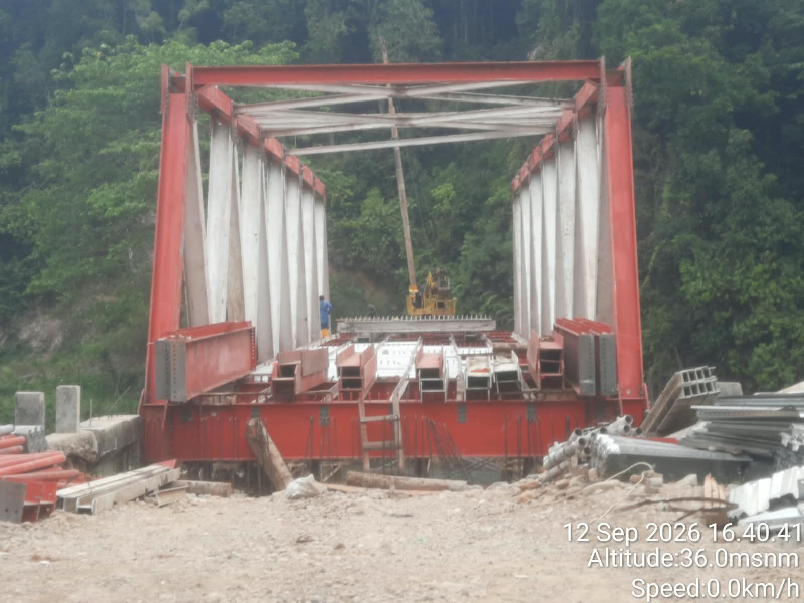 Sempat Roboh Diterjang Banjir, Perakitan Rangka Jembatan Lubuk Silandak Mencapai 60 Persen