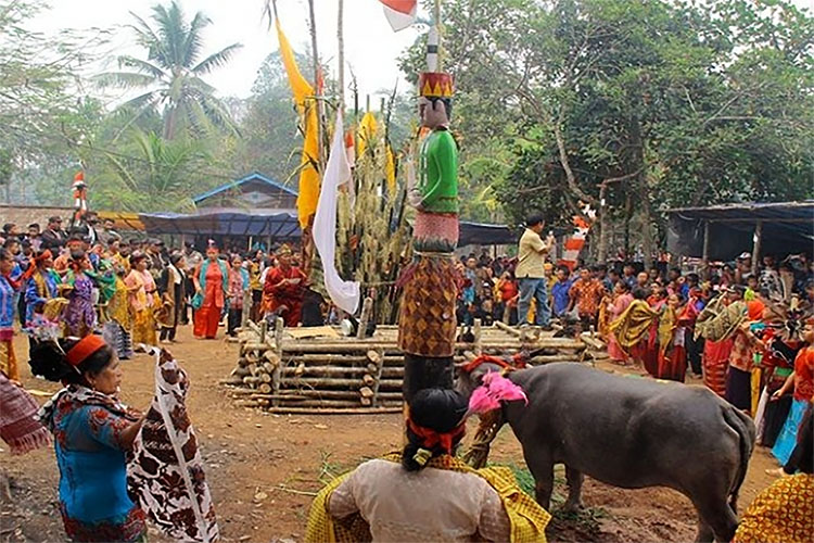 Tradisi Tiwah Suku Dayak Kalteng, Mengantarkan Roh Orang Meninggal Ke Dunia Kekal Lewu Tatau