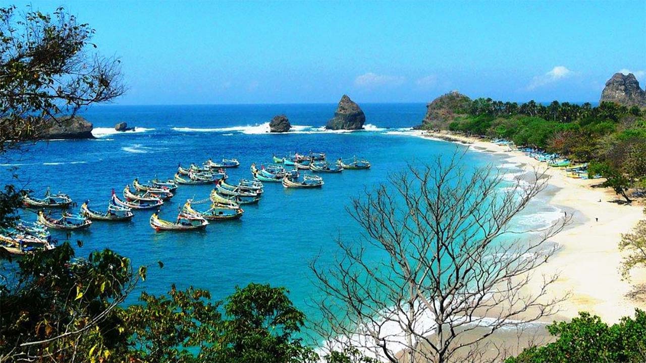 Punya History yang Seru! Inilah Keunikan dari Pantai Watu Ulo di Jawa Timur