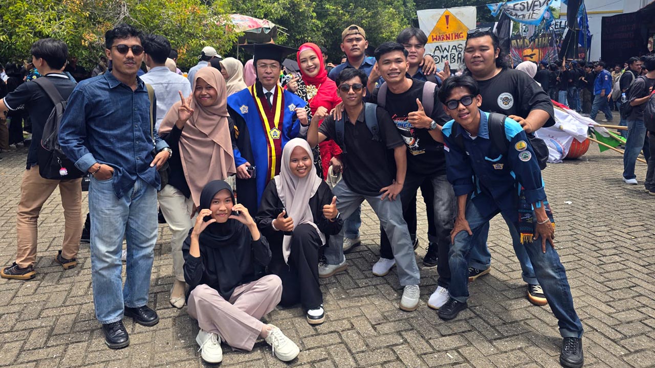 Wisuda S3, Sapuan Eks Bupati Mukomuko Dikerumuni Mahasiswa Unib, Titip Harapan Ini    