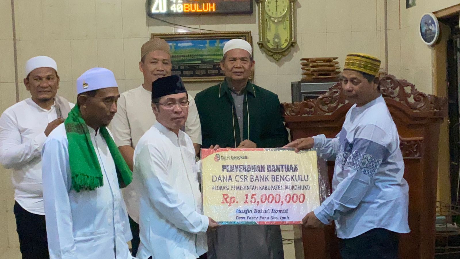 Safari Ramadhan di Desa Air Buluh, Bupati Mukomuko Salurkan Dana CSR dan Santunan Yatim Piatu 