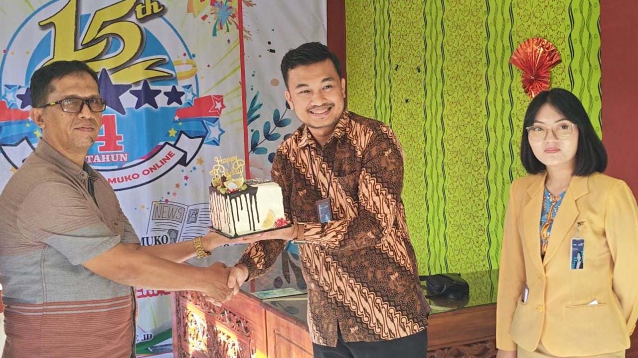 HUT Radar Mukomuko, Bank Mandiri Beri Kue Selamat Ulang Tahun