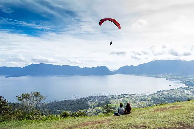 Ini 5 Wisata Paralayang Terbaik di Indonesia, Menikmati Indahnya Alam dari Ketinggian di Udara dengan Parasut