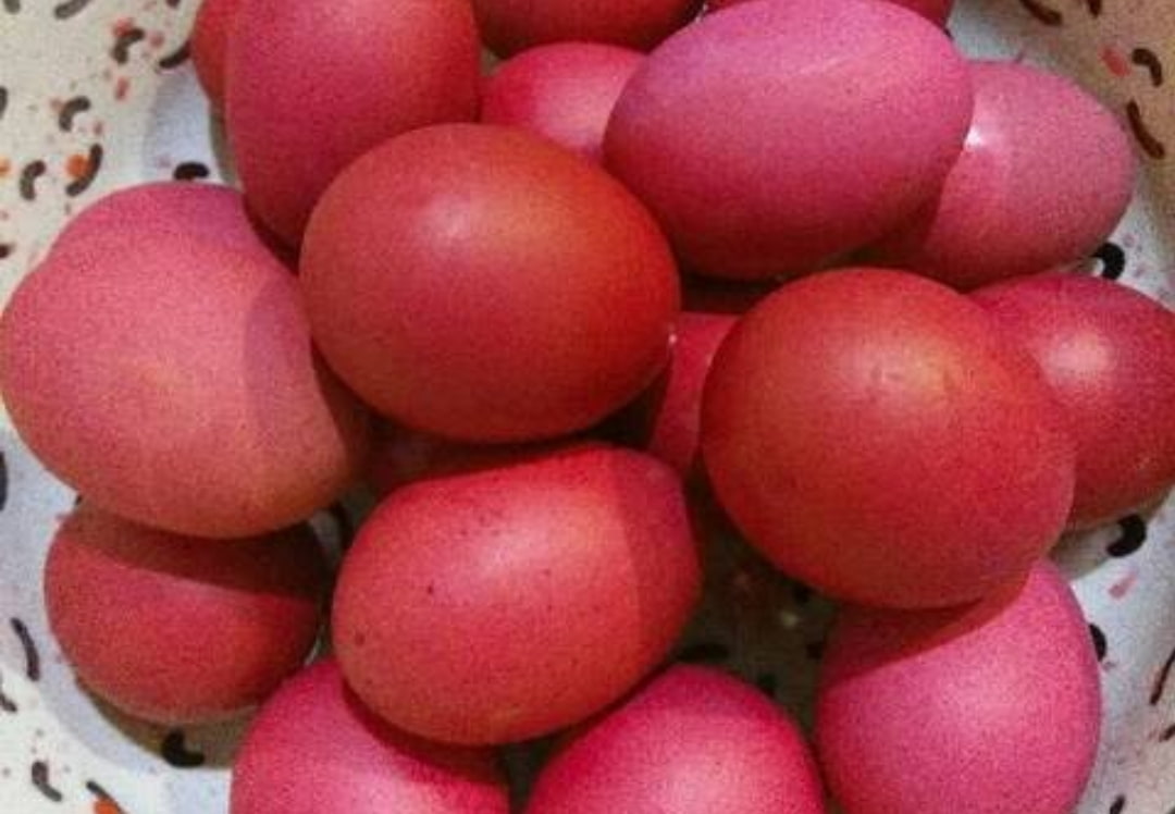 Cara Merebus Telur Agar Berwarna Merah Tidak Pecah Gampang Dikupas, Campurkan Bahan Dapur dan Daun Ini