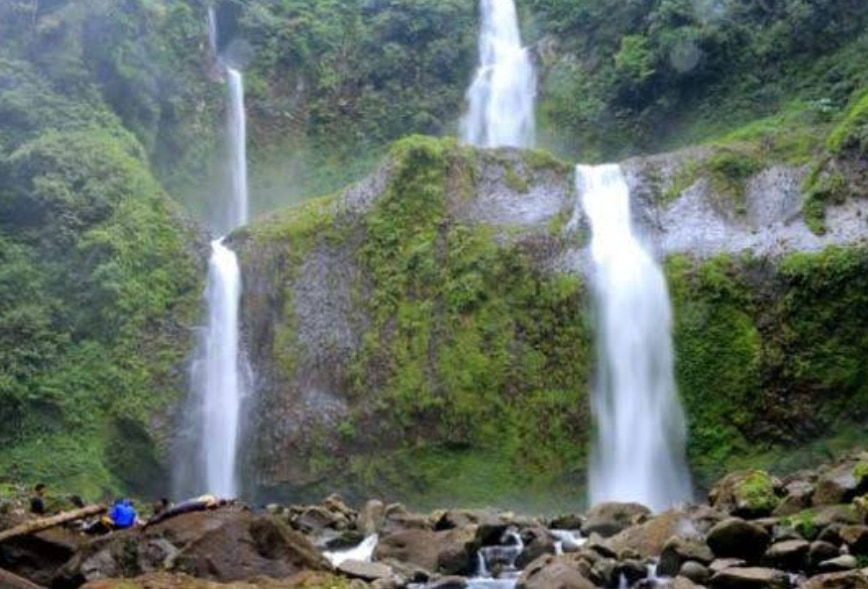 Melihat Keindahan Air Terjun Tingkat yang Tersembunyi di Bengkulu