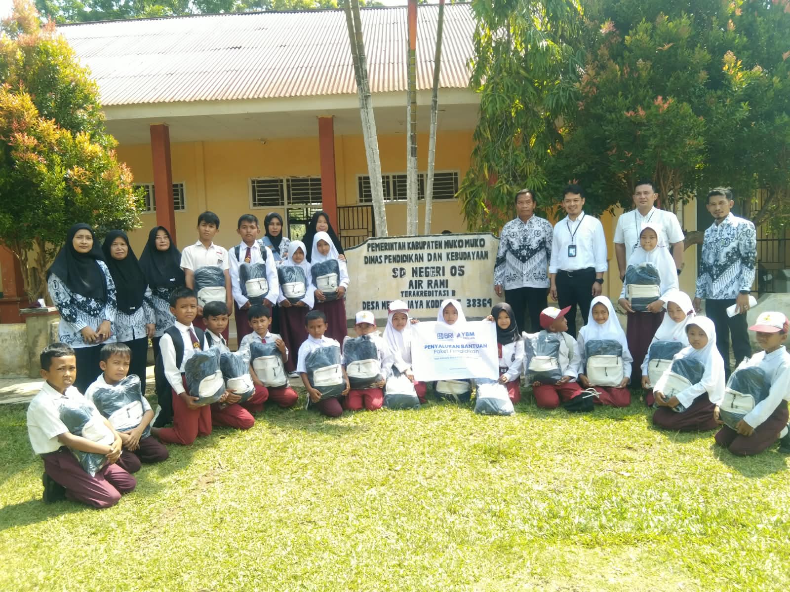 BRI Cabang Mukomuko Serahkan Bantuan Pembangunan Masjid dan Paket Perlengkapan Anak Sekolah