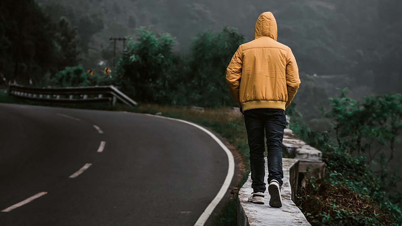 Apa Itu Silent Walking? Tren Viral yang Mengajak Anda ‘Berjalan Hening’ dan Menikmati Manfaatnya