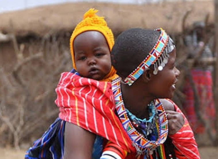 Unik dan Nyeleneh, Bayi Baru Lahir dan Pengantin Diludahi di Suku Maasai