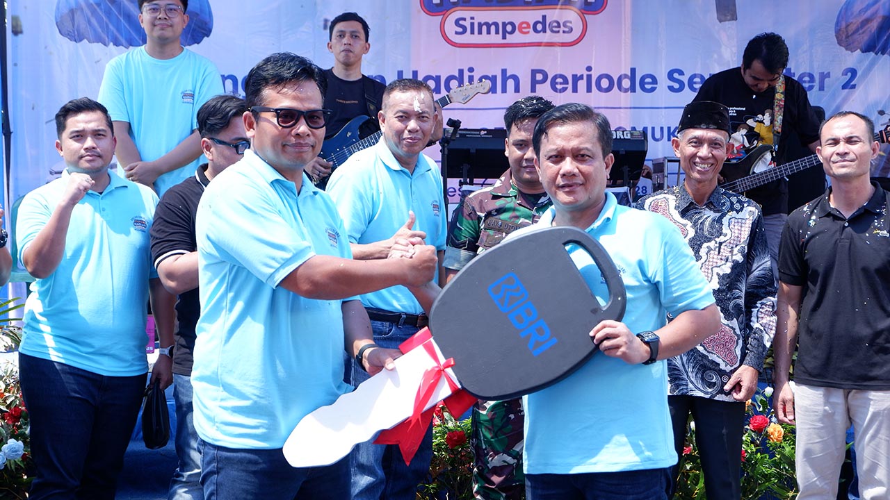 Undian BRI, Iti Asniar Nasabah BRI Mukomuko Terpilih Pemenang Utama Mobil Carry