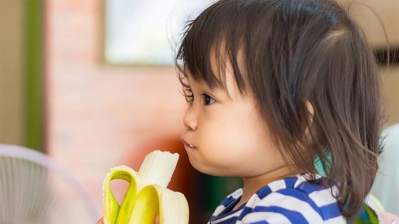 Awas! Memberikan 3 Buah Ini pada Bayi dan Balita Bisa Sebabkan Diare, Sembelit, dan Kembung