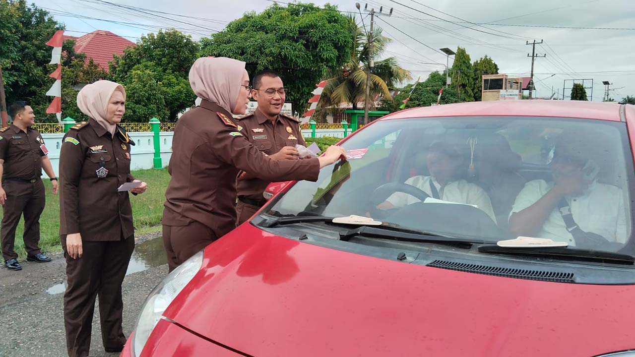 Kampanye Anti Korupsi, Kajari Mukomuko dan Jajaran Langsung Turun ke Jalan  