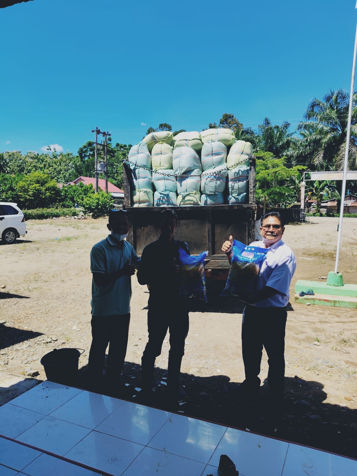 Petani di Desa Sumber Makmur Dapat Bantuan 15 Ton Benih Padi