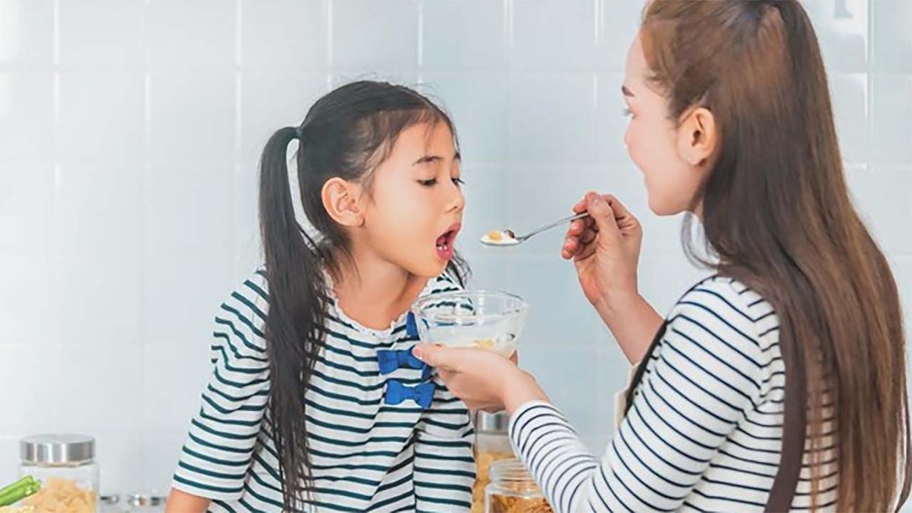 Sampai Usia Berapa Anak Diperbolehkan Disuapi Makan Oleh Orang Tua? Ternyata Ada Batasannya