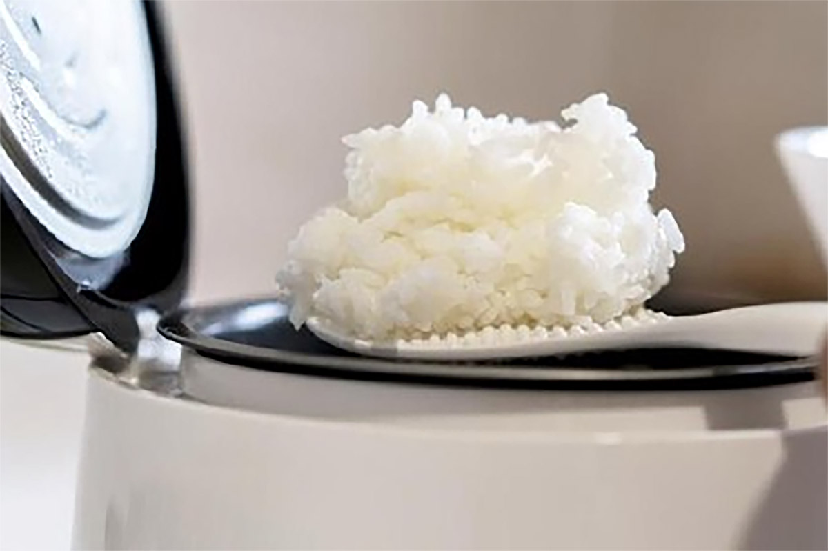 Sering Membiarkan Nasi Terlalu Lama di Rice Cooker? Begini Dampaknya Bagi Kesehatan 