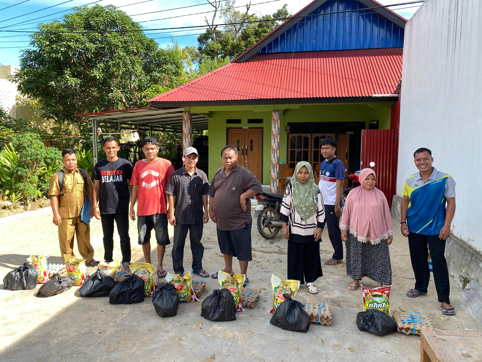 Pemdes Karya Mulya Hadir Bantu Warga Korban Banjir