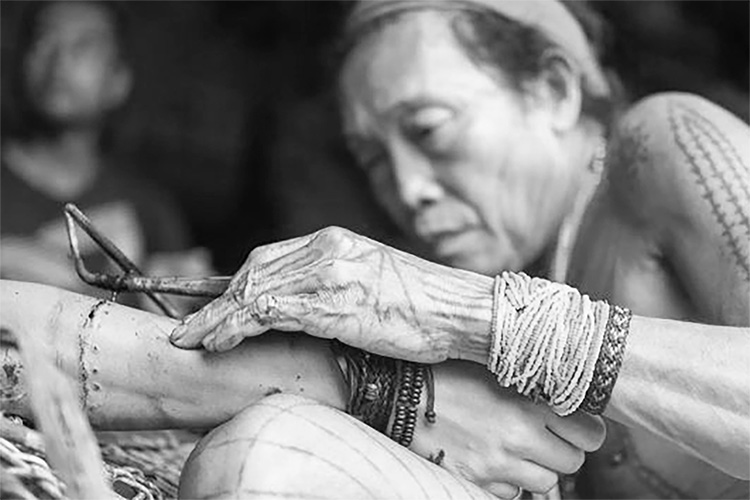 Tradisi Titi yang Menyakitkan Suku Mentawai, Membuat Tato Tradisional Dengan Jarum Bambu