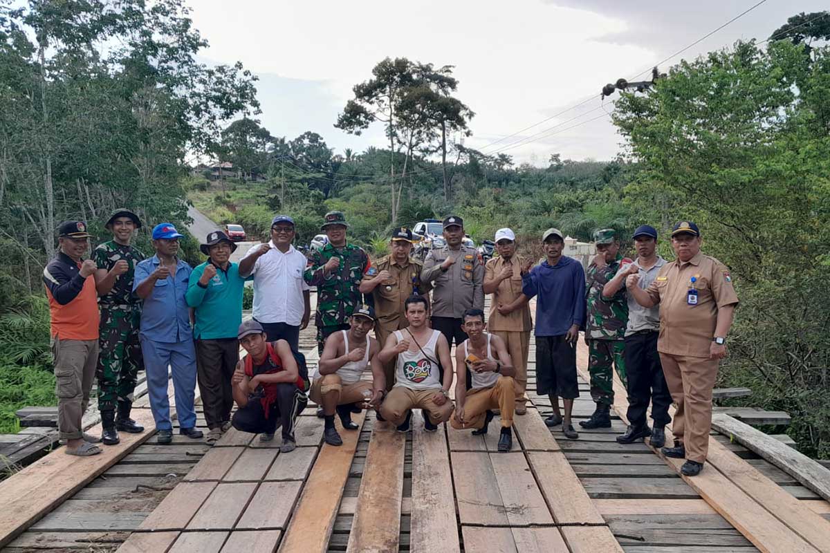 Forkopimcam dan Masyarakat Goro Rehab Lantai Jembatan Malin Deman