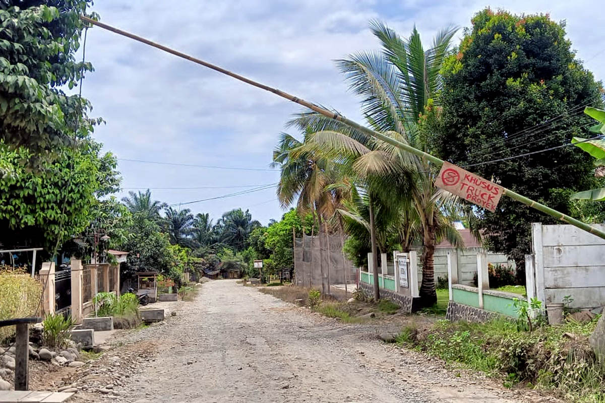 Tiap Hari Mandi Debu, Warga Terpaksa Pasang Portal Jalan