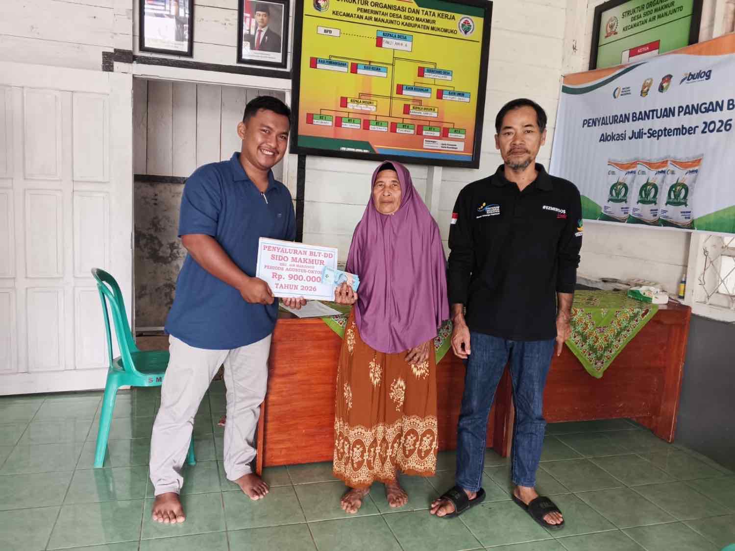 Pemdes Sido Makmur Kembali Salurkan BLT-DD, Segini Nomilanya