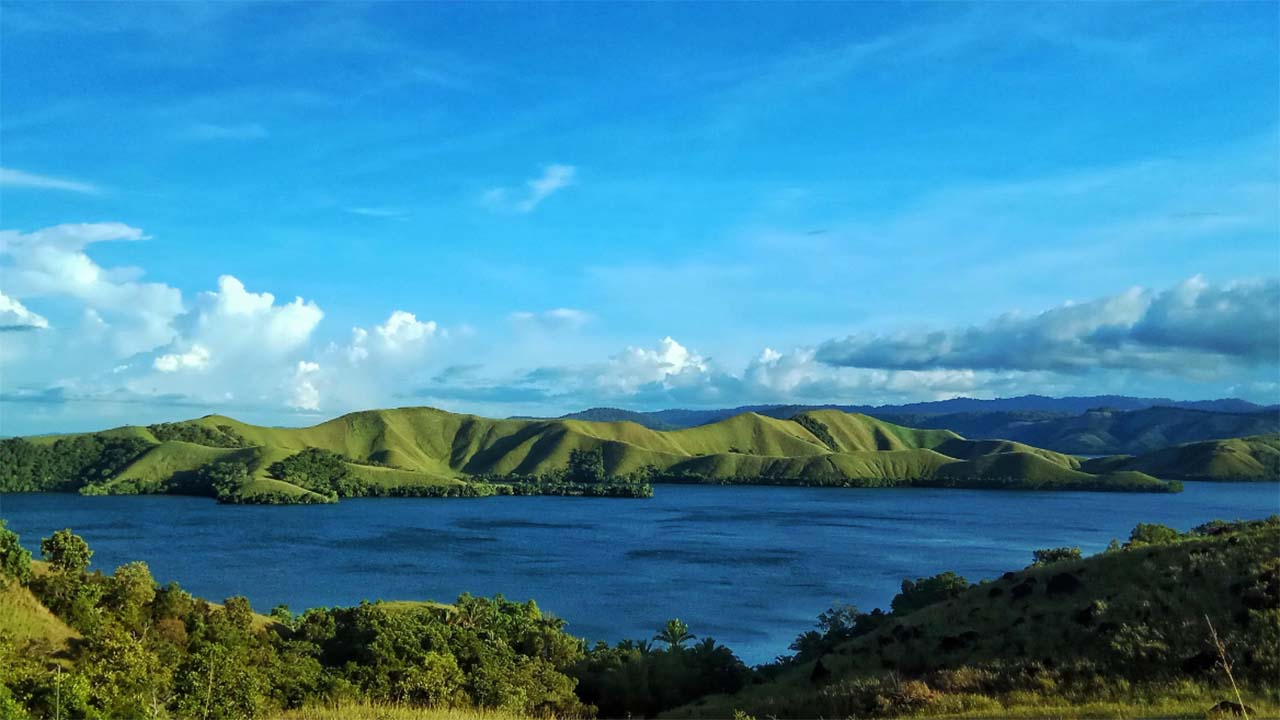 Pesona Alam yang Asri dan Menenangkan Hati, Mari Berkunjung ke Danau Sentani yang Memukau