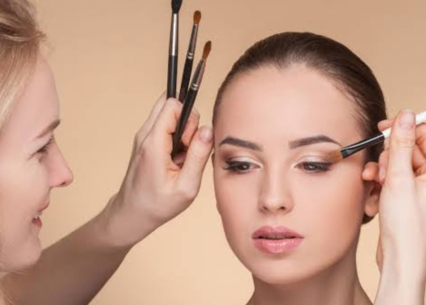 5 Tips Make-Up untuk Kulit Wajah dengan Pori-pori Besar Agar Terlihat Flawless
