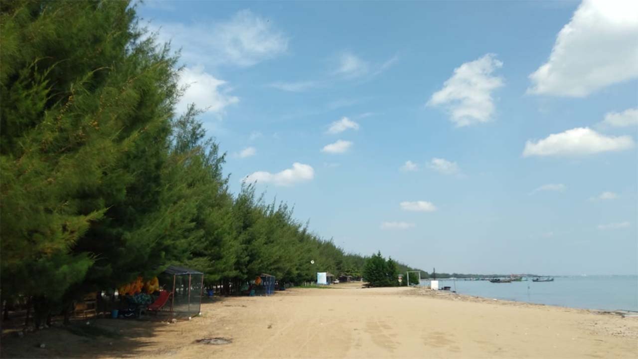 Pesona Alam Pantai Karangjahe yang Memukau dan Bikin Adem Hati