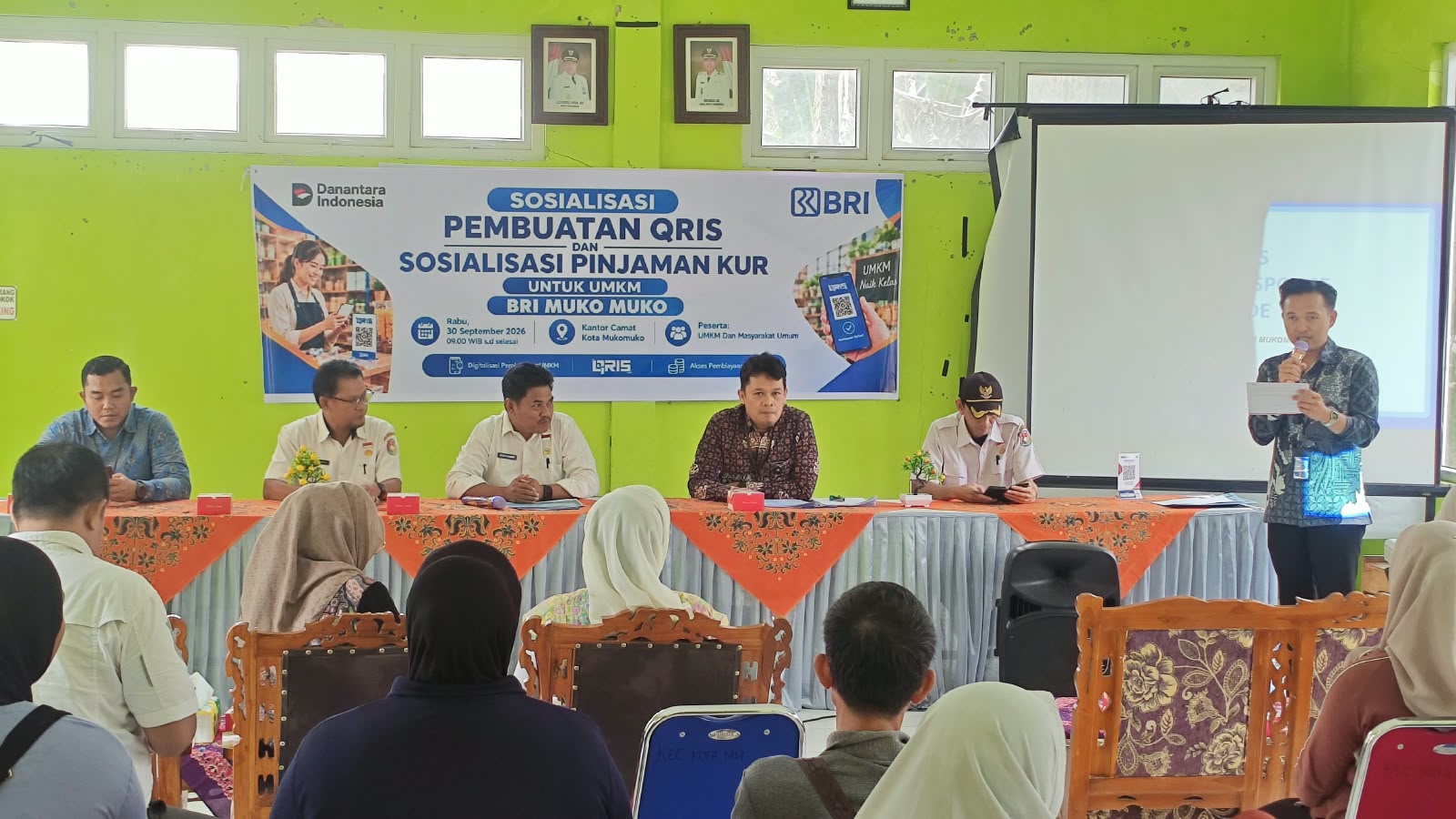BRI Kacab Mukomuko Sosialisasi Digitalisasi Pembayaran Gunakan QRIS Pada Pedagang di Bundaran Mukomuko