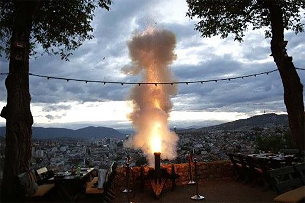 Tradisi Unik Ramadan di Bosnia: Meriam Berdentum Menyambut Buka Puasa 