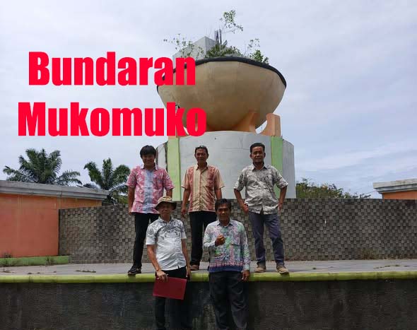 Pemda Mukomuko Kembali Guyur Percantik Bundaran Wajah Kota Mukomuko