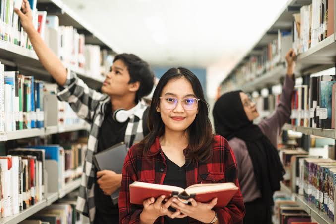 5 Tips untuk Gen Z Belajar Literasi Tanpa Harus Jauh dari Gadget