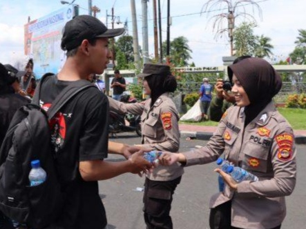 Begini Cara Polisi di Lampung Peduli Terhadap Buruh, Bagikan Coklat Ke Massa Aksi Unjuk Rasa