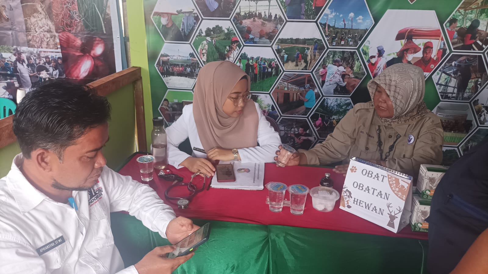 Stand Distan dan KTNA Layani Peternak dan Bagikan Obat Gratis 