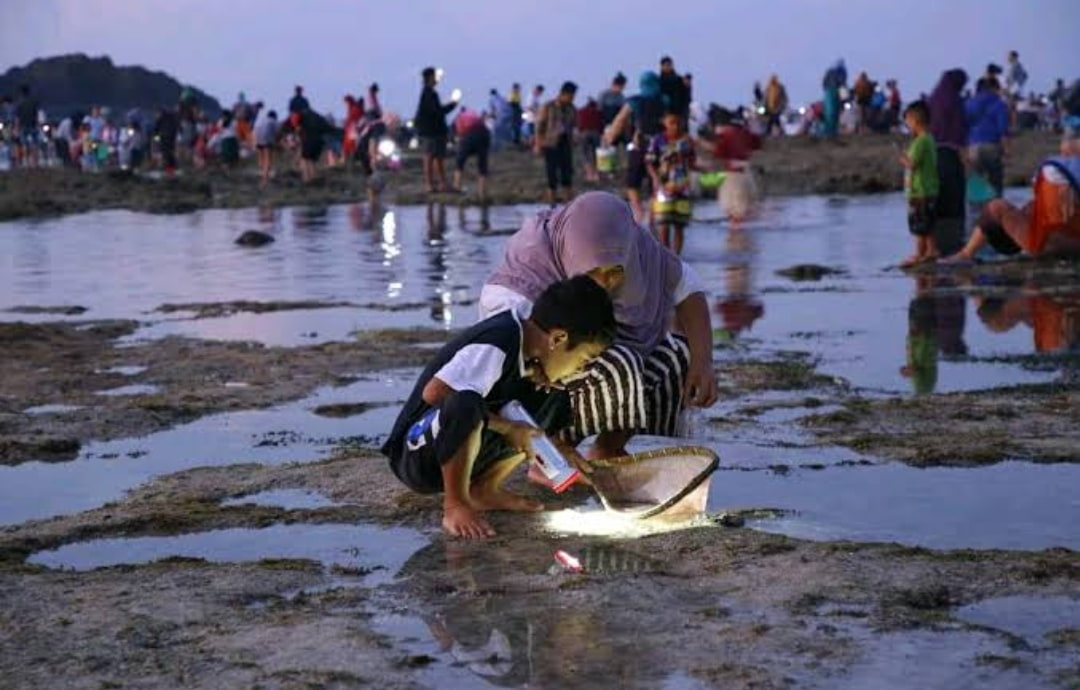 Bukan Sekadar Menangkap Cacing Laut, Ini Makna dan Asal-Usul Tradisi Bau Nyale di Lombok