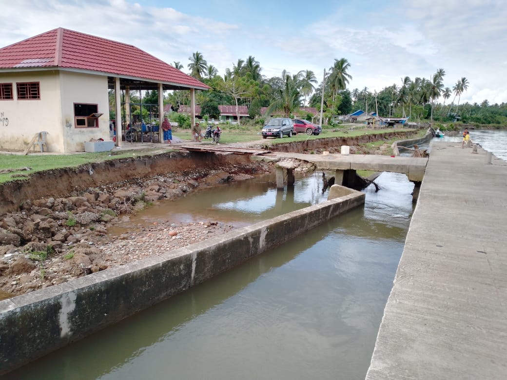 Tanggul di TPI Pulau Makmur Mukomuko Ambrol, Erosi Ancam Permukiman Penduduk  