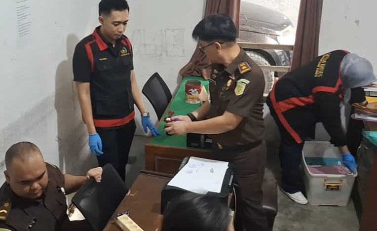 Jelang Penetapan Tsk?, Penyidik Kejaksaan Mukomuko Geledak Kantor KPU Mukomuko