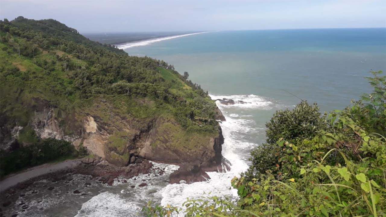 Anginnya Bikin Hati Tenang dan Adem, Beginilah Pesona Alam Bukit Jerit Kebumen