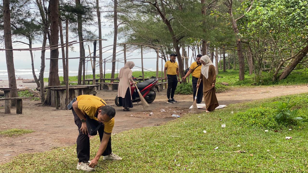 Personil Polsek Pondok Suguh Goro Bersihkan Wisata Pantai Sinar Laut
