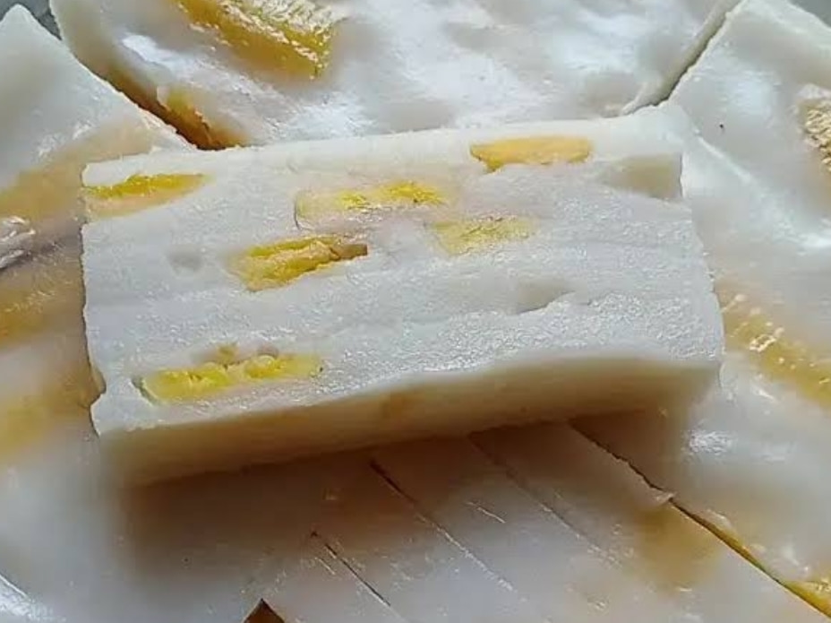 Gak Perlu Pakai Daun Pisang, Ini Dia Resep Kue Nagasari Loyang Kukus yang Lembut dan Manis