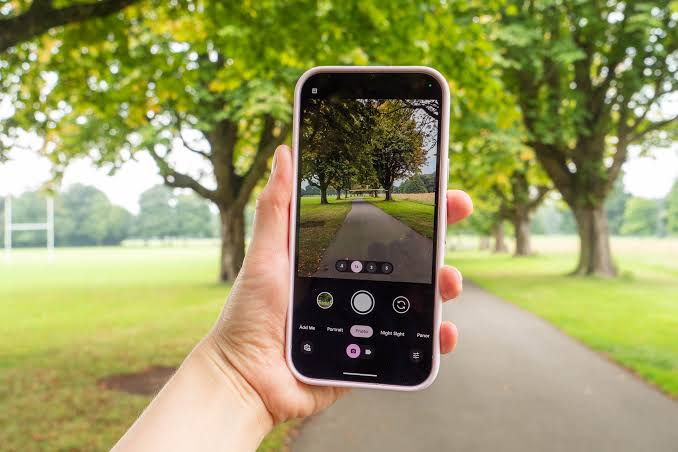 3 Ponsel dengan Hasil Foto Malam Paling Natural di 2025