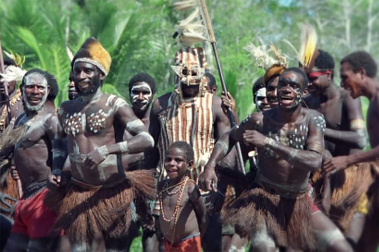8 Suku Asli Papua, Jadikan Batu Mahar Nikah Hingga Tradisi Potong Jari