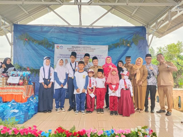 Bupati Sapuan Luncurkan Ribuan Paket Seragam Sekolah untuk Siswa Negeri, Swasta dan Madrasah di Mukomuko