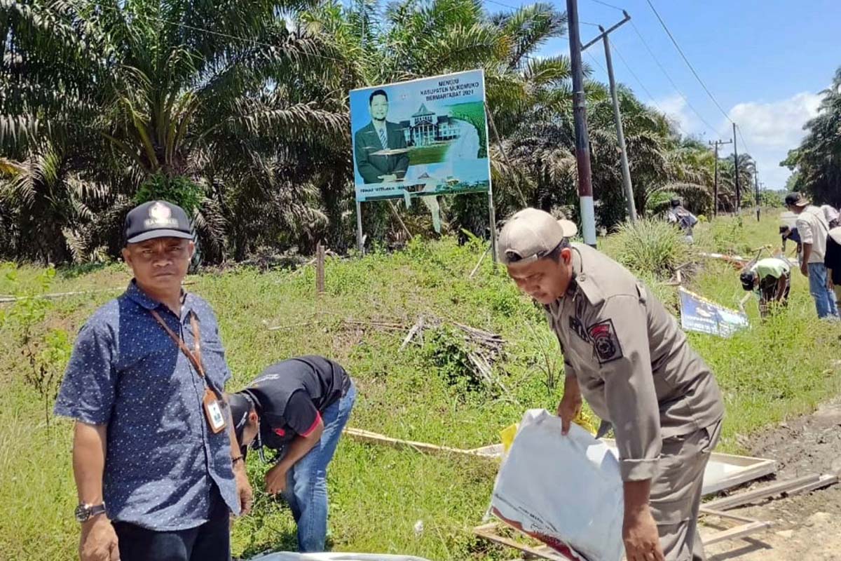 Warga Rebutan Ambil Kayu APK Caleg, Bawaslu Senyum Karena Merasa Terbantu 