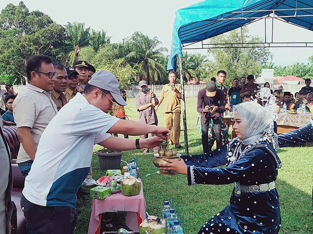 Ketua Komisi I DPRD Mukomuko Turut Hadiri Pembukaan Turnamen Bergengsi Desa Arah Tiga