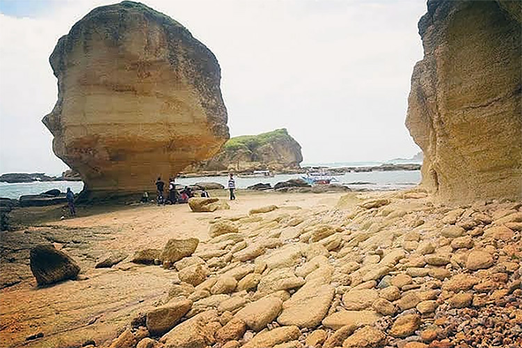 Keunikan Pantai Batu Payung Lombok, Memiliki Batu Berbentuk Payung